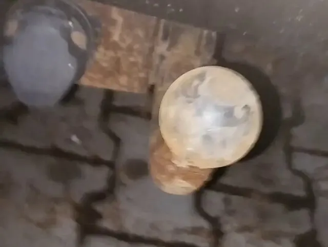 Öffentliche Unterhaltung auf dem Parkplatz an der Anhängerkupplung