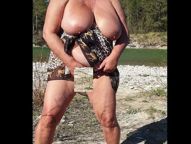 Ich präsentiere meine großen Titten, H-Fotze und Arsch an der Isar vor Zuschauern