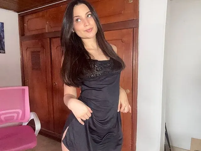 Ich zeige dir mein sexy Satinkleid und wie ich darin masturbiere.