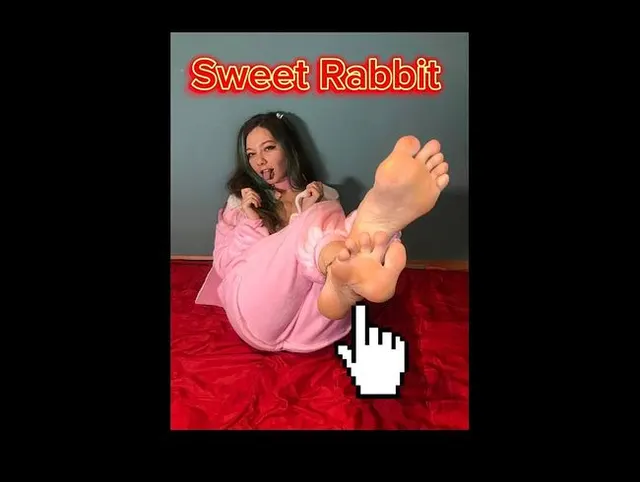 Bunny Girl zeigt dir ihre süßen Pfoten und fickt ihre Muschi mit einem großen Drachendildo