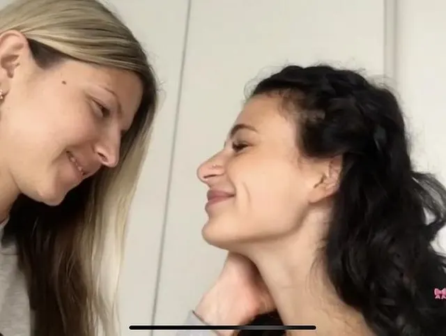 Zwei Teen Nymphen lecken sich gegenseitig Fotzen