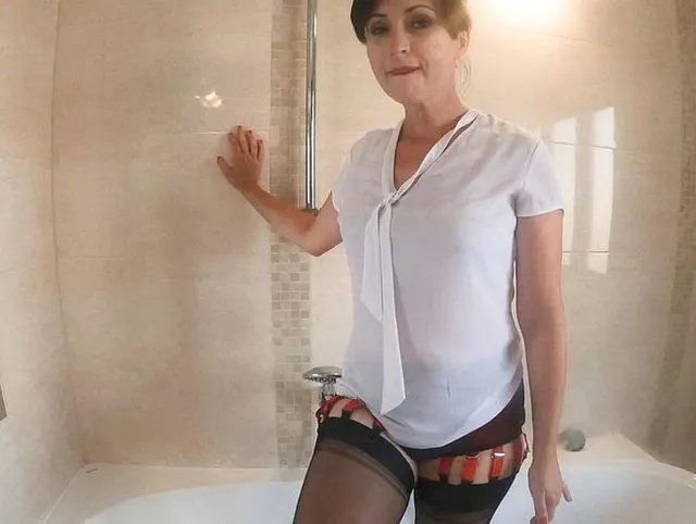 Goldene Dusche in schwarzen Nylons