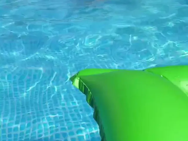 Sommer Bade Spaß endlich in den Pool (kein Ton)