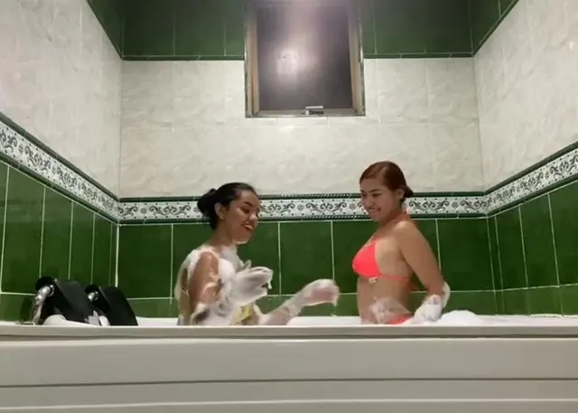 LASST UNS NACKT MIT DEM SCHAUM IN DER WANNE SPIELEN