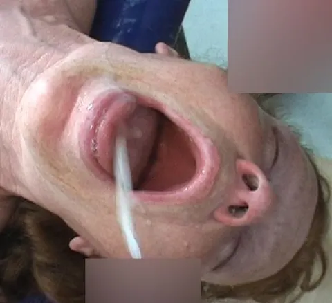 Die reife Bäuerin genießt Sperma von der Quelle.