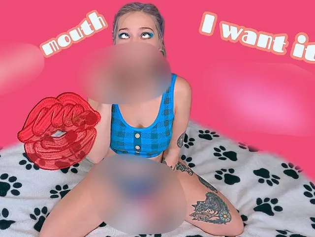 Ich weiterhin geil streicheln meine Muschi, aber jetzt benutze ich Vibrator durch mein Höschen und Blowjob Dildo