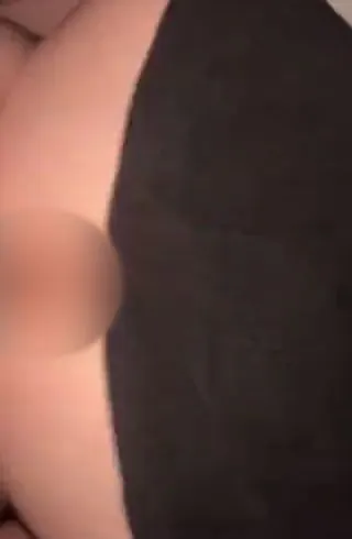 Mit Rock im Hotelzimmer mit Sperma vollgepumpt (Kein ton)