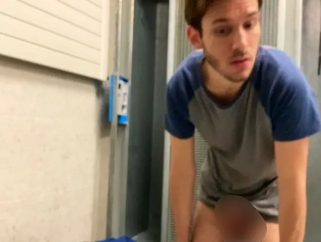 Beim Wichsen in der Umkleidekabine erwischt
