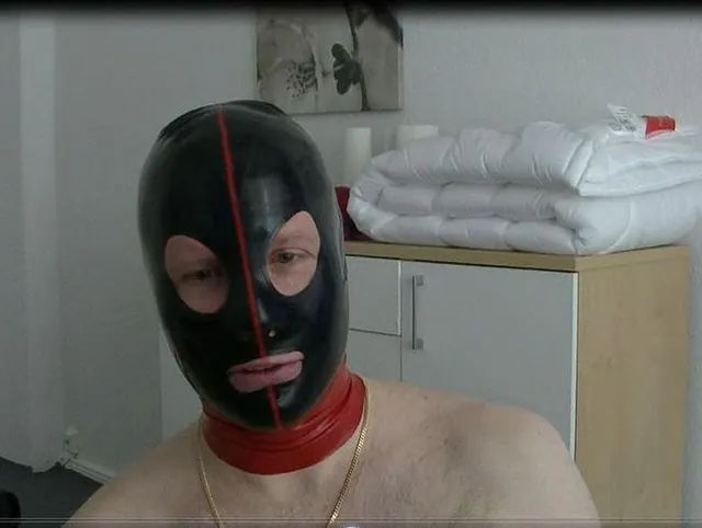 Maskenmann leckt