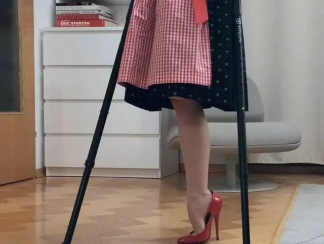 Bupshi - vorgetäuschte Beinamputation in Dirndl Kleid