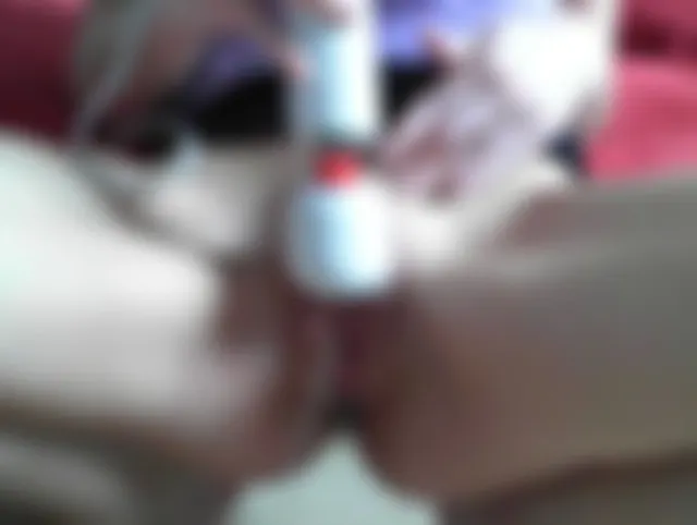 Sieh mir zu, wie ich mit meinem Massagestab heftig abspritze...