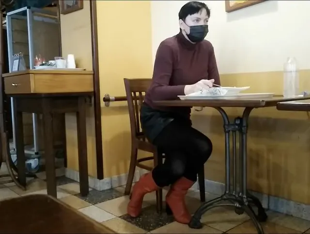 Orgasmus mit gekreuzten Beinen im Café