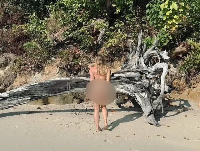 Am Strand musste ich mein Bikinioberteil ausziehen