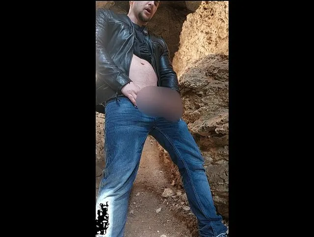 Höhlenmensch masturbiert und kommt auf den Felsen