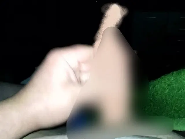 Vorschau aus Absamen: Nachts voll erregt aufgewacht mit steifem Schwanz