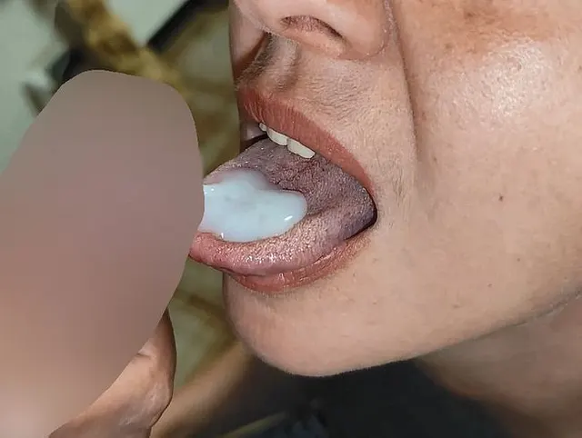 Unterwürfige reife MILF lutscht Schwanz und schluckt sein Sperma