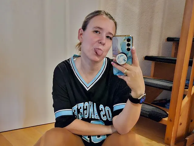 Ich bin Lea! Ehrlich, sinnlich – und bereit für jede Menge Spaß! Einfach deine süße MILF!