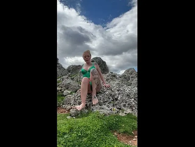 Vorschau aus Geiler Arsch: Mein Po in grüner Spitze: kleine Outdoor-Show zwischen den Felsen