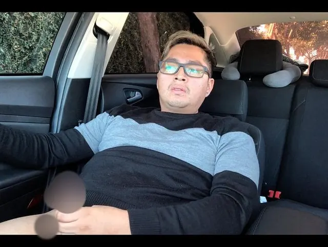 Ich masturbiere im Auto