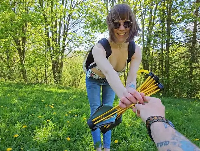 Hand im Schritt führt zum Outdoor Fick !!