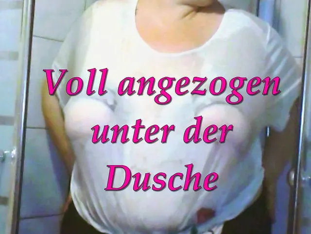 Voll angezogen unter der Dusche