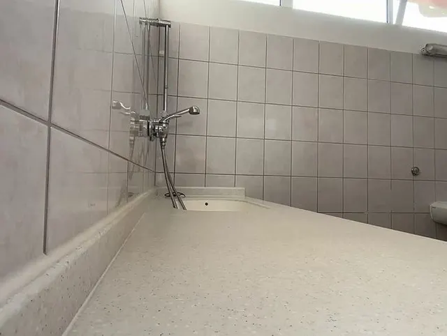 Heimlicher Fick in der Umkleide/Dusche - Leelou kommt zum Orgasmus und Corben spritzt in ihren Mund