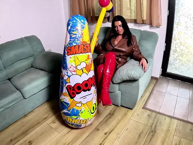 Dominante MILF mit Leder-Flair und aufblasbarem Smash-Fetisch. Riesiger Hammer, Doggy-Style, Cumplay und Popping.