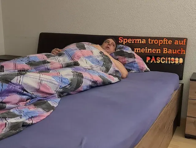 Sperma tropfte auf meinen Bauch