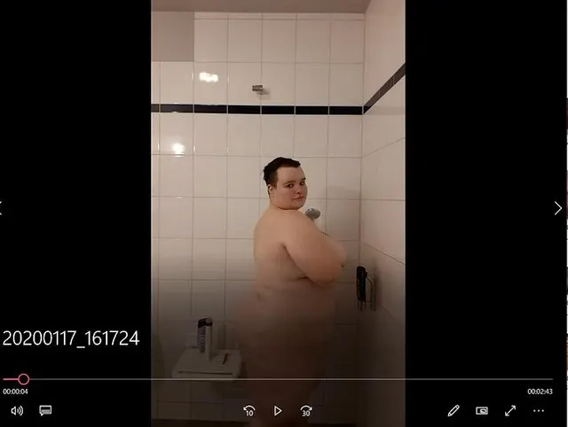 Rubensmädel beim Duschen