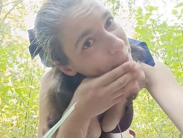 Outdoor Masturbation einer Brünette