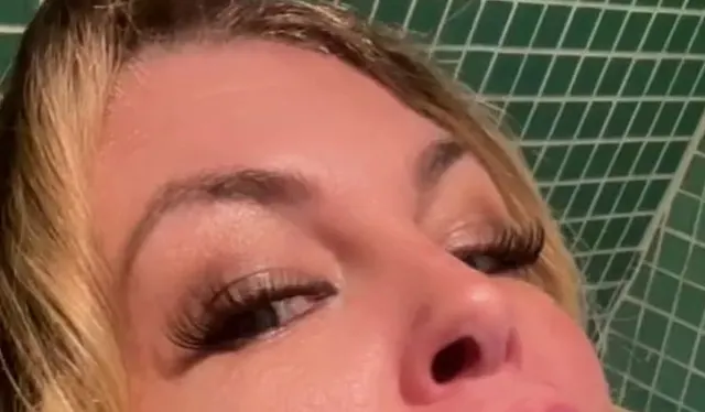 Passt der dicke Dildo in meine kleine enge Muschi?