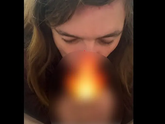 Mollige Brünette gibt liebevollen Blowjob und wird dann in den Mund gefickt
