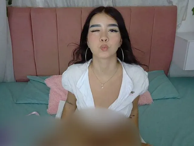 Sexy brünette Latina mit einer engen, sehr nassen Muschi.