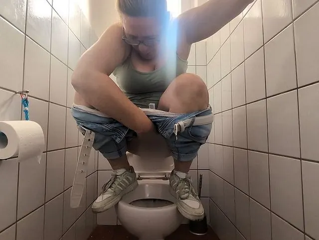 Vorschau aus Natursekt: Pissen in Hocke auf der Toilette .