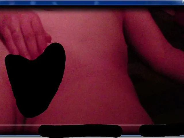 Manu spielt mit Dildo bis zum Orgasmus an Muschi