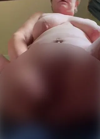 Ich war grad einfach nur richtig feucht und lust es mir so richtig selbst zu machen… erst massieren!