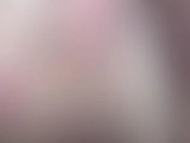 Die sexy MILF zeigt ihre haarigen Achseln, großen Titten, ihre haarige Muschi und ihr rasiertes Arschloch