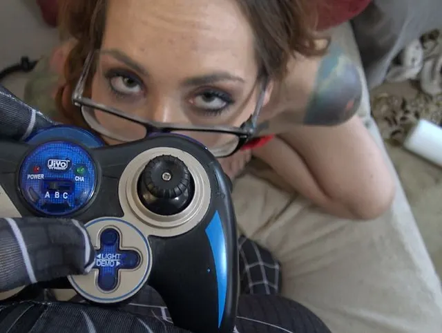 Foxy Sanie VS Spider-Man-Fick-Befehle von Gamepad schmutzigen Pornostar tschechischen Blowjob Qeen in gefälschten Tabu