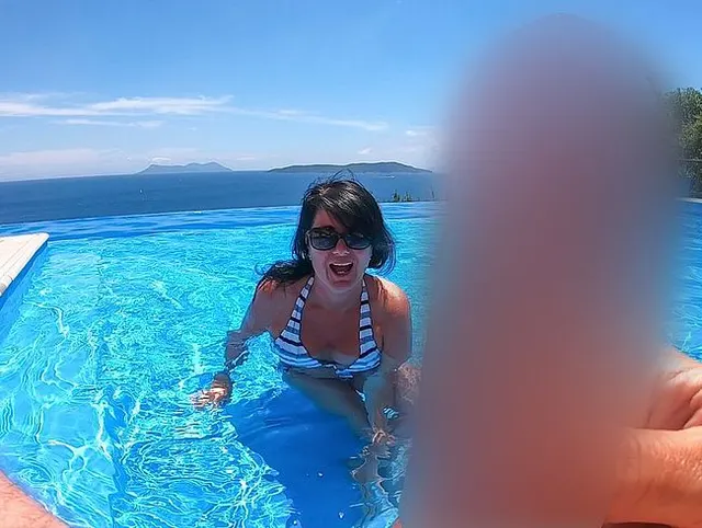 FREMDSCHWANZ IM POOL PUBLIK ABGEBLASEN!