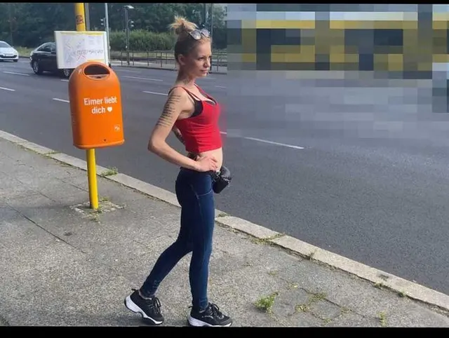 Teeny public die Jeans vollgewixxt