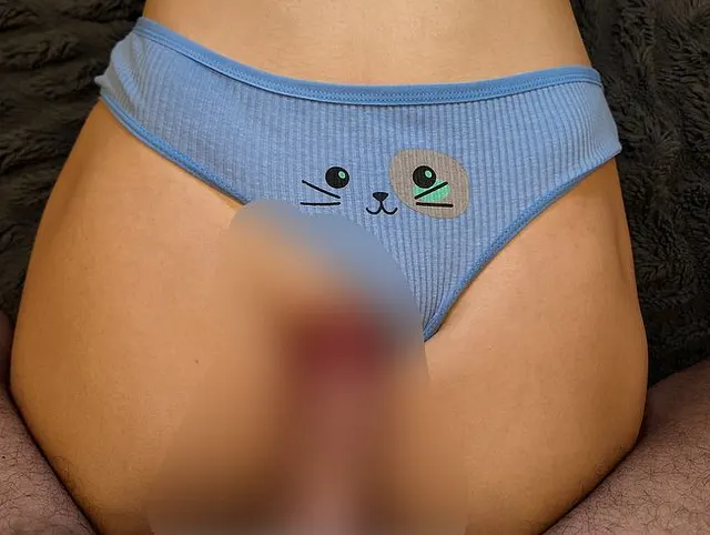 Junge Stiefschwester ließ mich mit ihrer superengen Muschi spielen