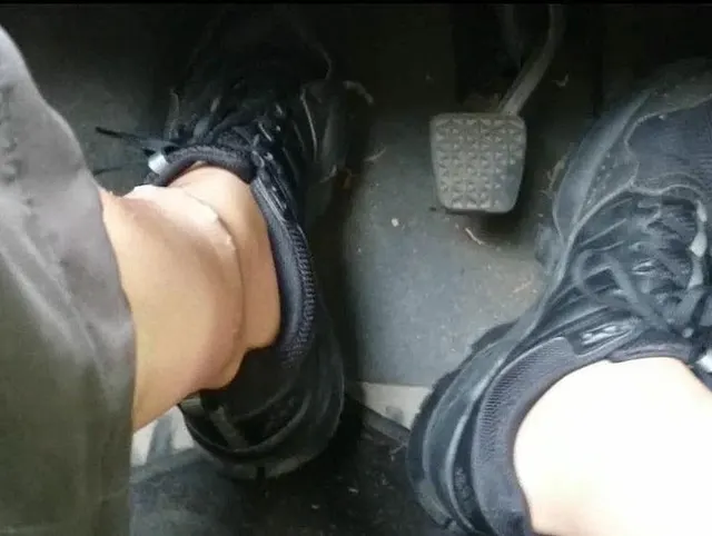 Füße in FSH und Sportschuhen ** Auto Spaß **