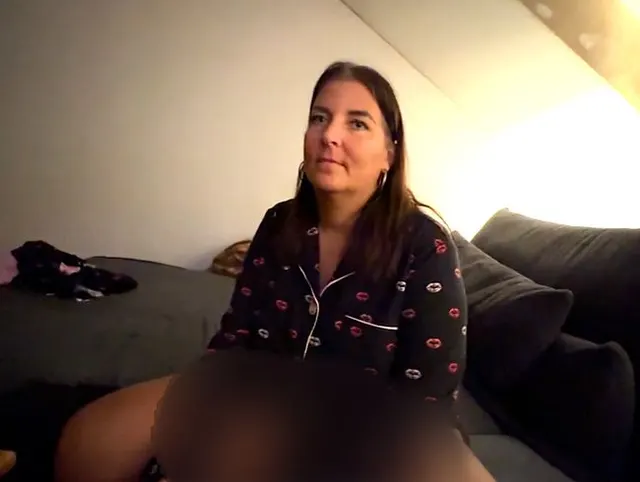 Users erster Pornodreh! Footjob mit Spermaschleck!