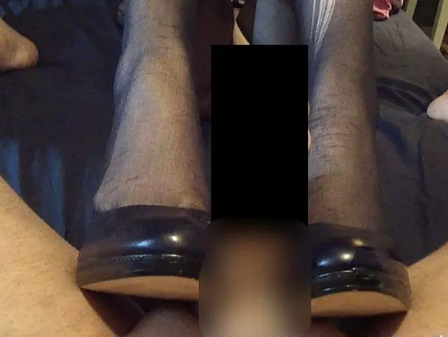 Meinen Schwanz mit Heeljob Footjob zum Cumshot geführt...