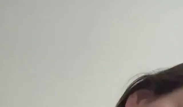 Stella bläst ihre Geburtstags Kerze aus und er genießt es