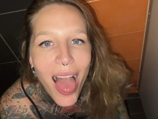 USER BEKOMMT BLOWJOB AUF TOILETTE!