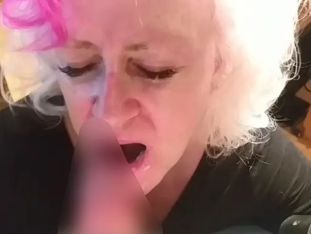 mit der pinken strähne sperma gelutscht