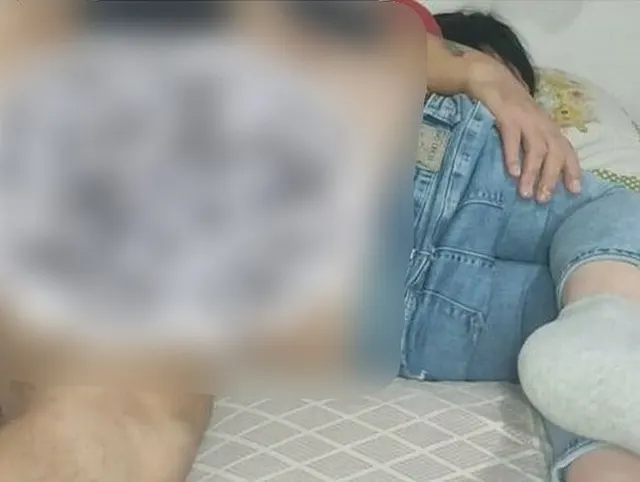 Bitte komm in meinen Arsch! es schmerzt! Nuttige MILF wird anal gefickt und bekommt ihren Arsch mit