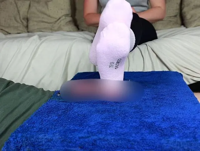 Nach dem Sport erstmal den Schwanz und Eier meine Sklaven bearbeiten auf einer Cockbox , Femdom Jozi