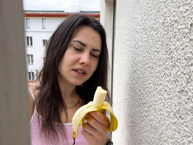 Versauter PRIVATSEX mit dem Nachbarn. WER gibt dem „ÄFFCHEN“ SPERMA? Morgenlatte abgemolken!